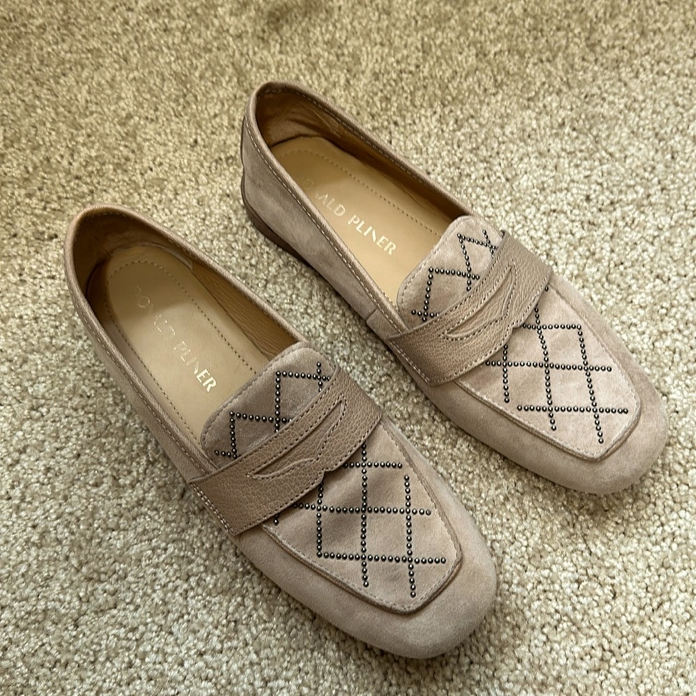 Flat suede moccassins in a soft pink shade with metallic small studs